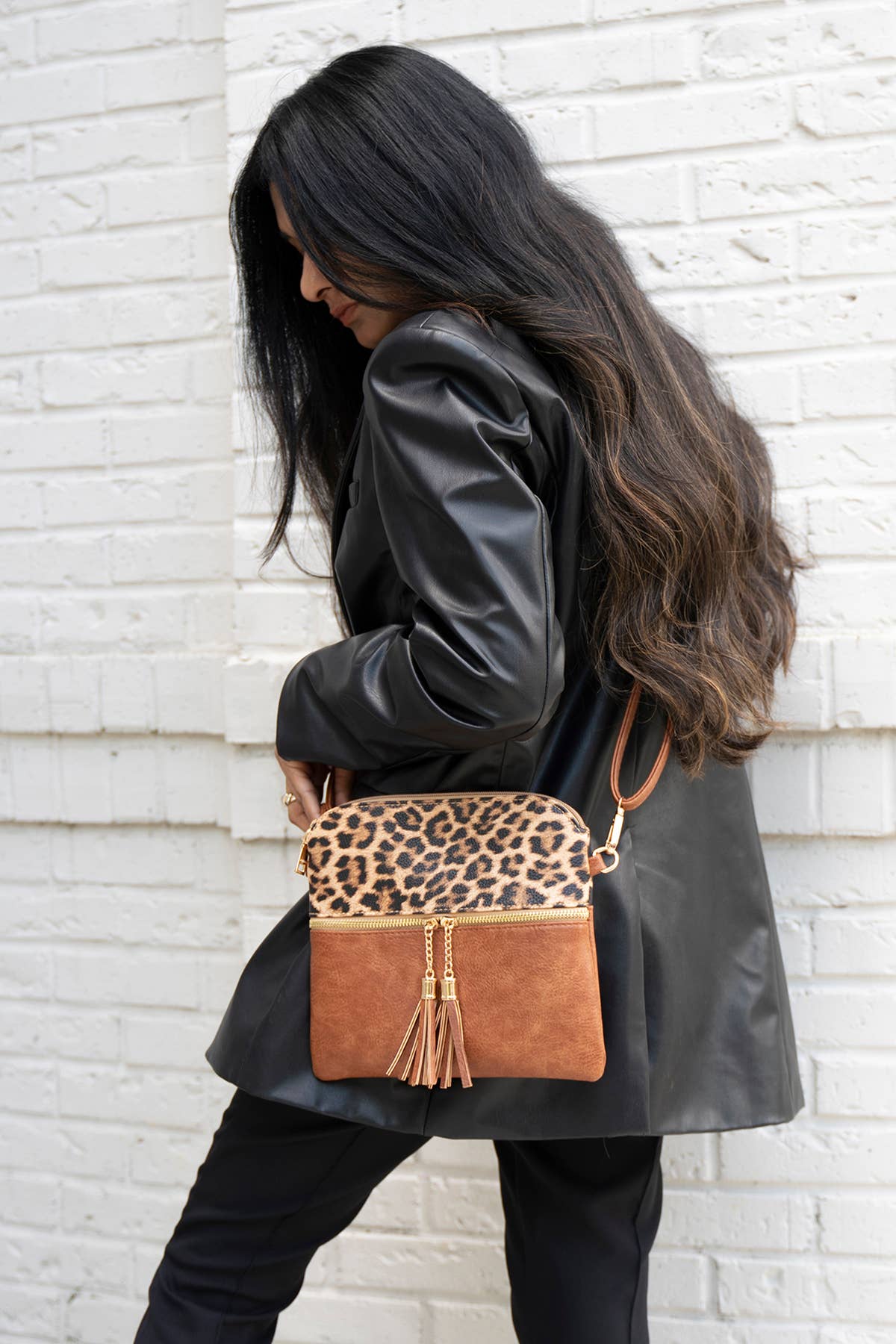 Jen & Co Tara Double Zip Crossbody Bag/Wristlet - M1785. Leopard mustard. Lifestyle photo.