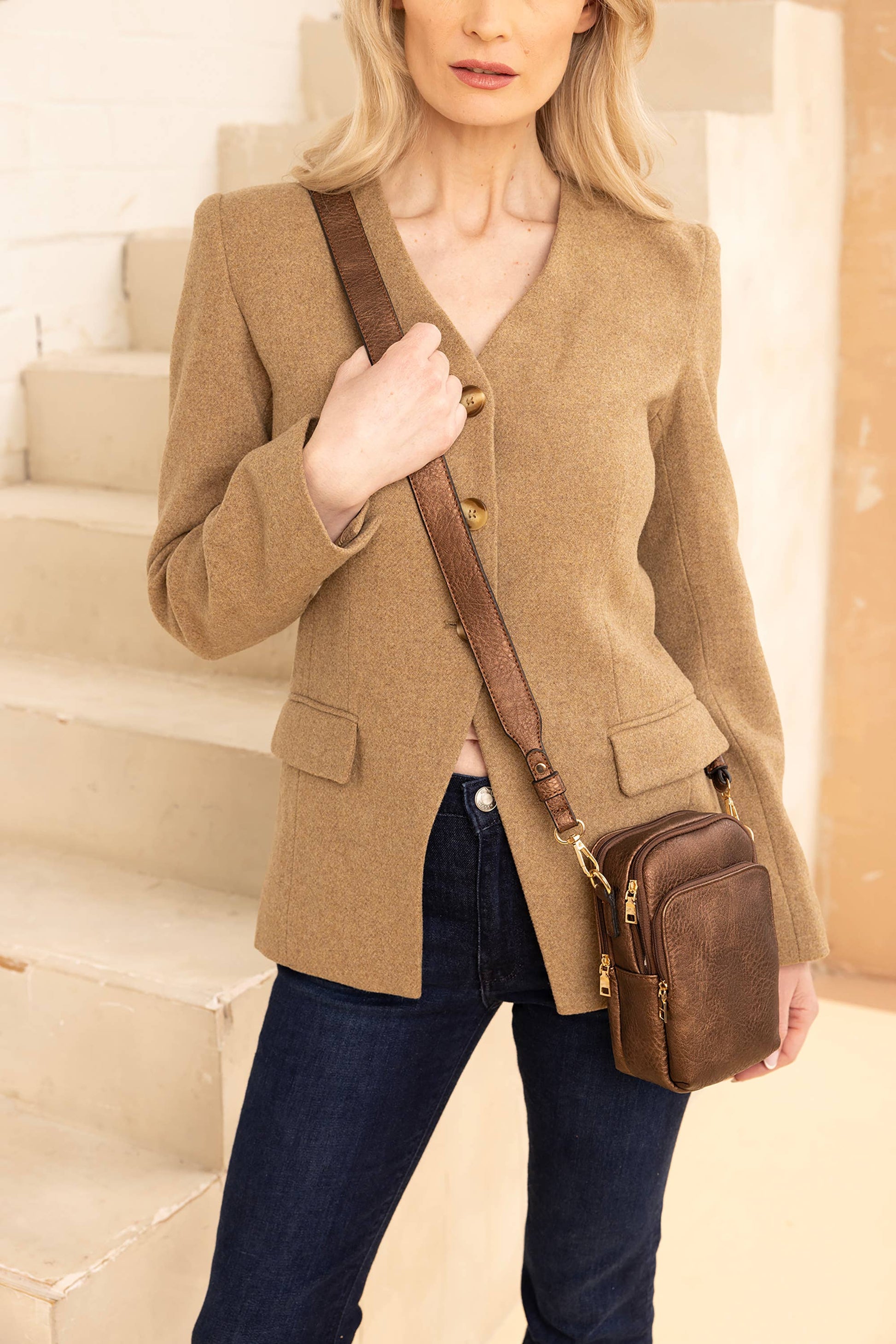 Jen & Co Parker 3 Compartment Crossbody w/ Pouch - M2080. Lifestyle photo of style.
